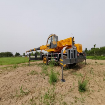 全液壓伸縮臂輪式越野吊車 能爬坡吊重行走四驅越野吊車